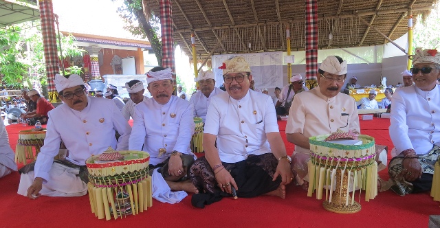 Hadiri Acara Ngusaba Pitara, Wagub Cok Ace Himbau Masyarakat Ajegkan Empat Pergub