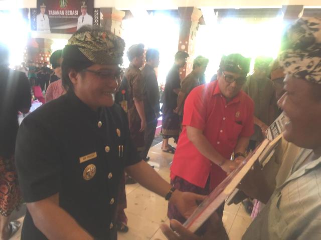 Bupati Giri Serahkan BKK 300 Bedah Rumah di Lima Kecamatan