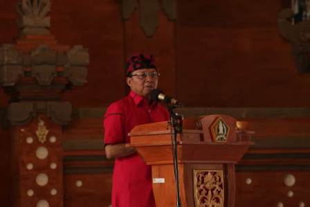 Gubernur Koster Akan Rancang Peraturan Toko Modern yang Dikelola Desa Adat