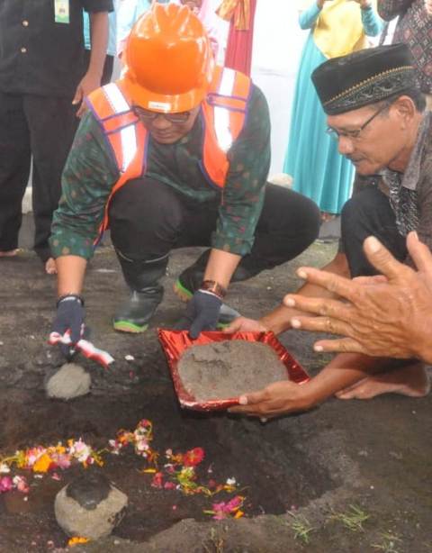 Wabup Sanjaya, Meletakan Batu Pertama Pembangunan Balai Serbaguna di Mushola Nurul FaLah