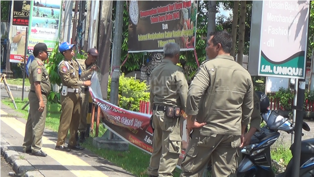 Habis Masa Berlaku, Puluhan Reklame dan Spanduk di Jembrana Ditertibkan