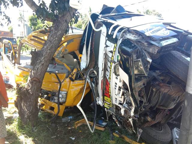 Truk Hantam Mobil Travel Dua Penumpang Luka di Melaya