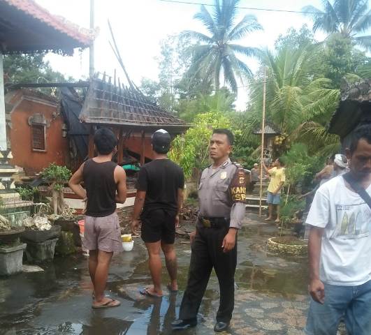 Diduga Dipicu Korsleting Listrik, Bangunan Bale Bali Hangus Terbakar