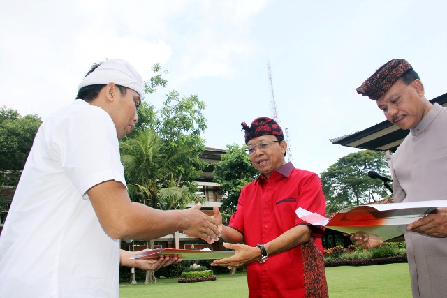 Gubernur Koster didampingi Sekda Dewa Indra menyerahkan SK CPNS