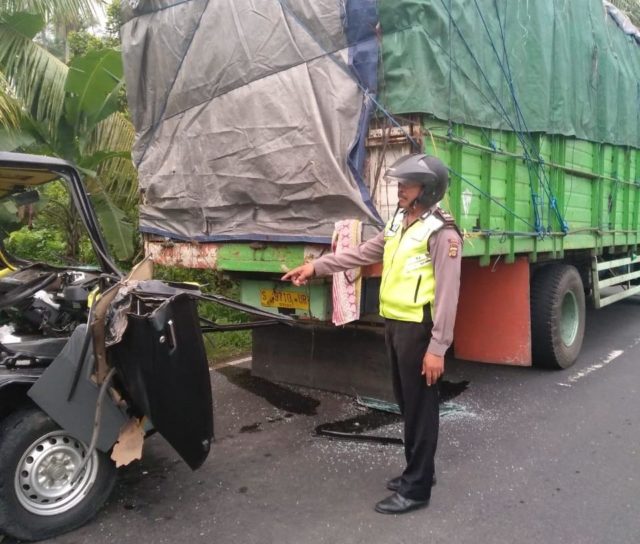 Pick Up Tabrak Truk Mogok di Jalur Tengkorak