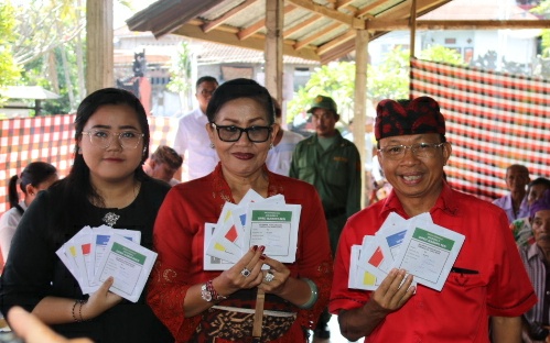 Nyoblos di TPS 11 Desa Sembiran, Gubernur Koster Ajak Masyarakat Kawal Pemilu Serentak