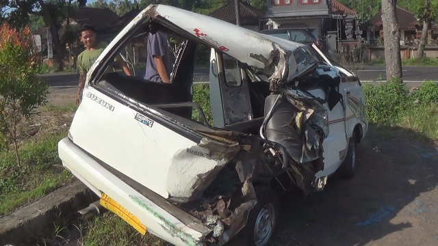 Angkutan Umum Turunkan Penumpang, Diseruduk Truk di Mendoyo