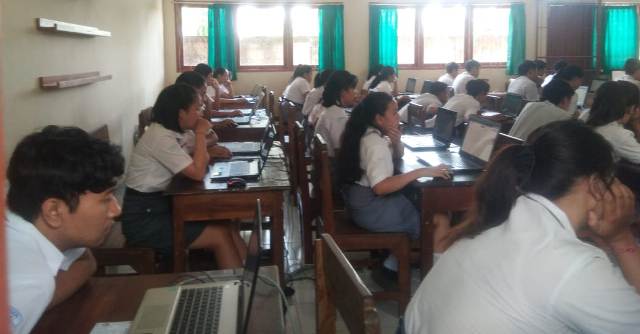 Hari Pertama Pelaksanaan UNBK di SMAN I Kediri Berjalan Lancar