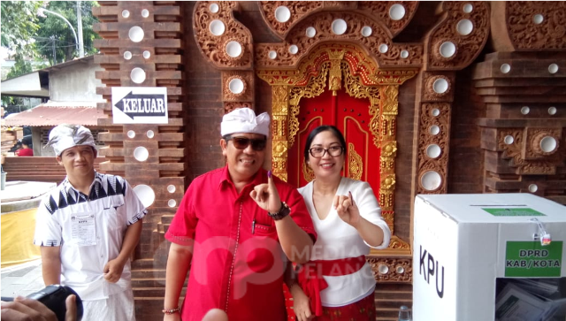 Wakil Bupati Sanjaya Dan Istri Mencoblos Di TPS 8 Dauh Peken