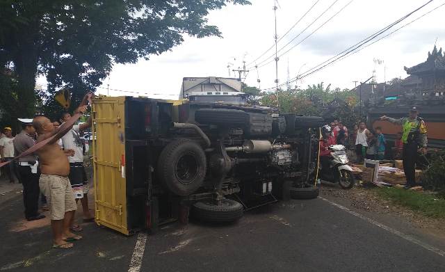 Truk Bermuatan Keramik Terguling di Jalur Tengkorak
