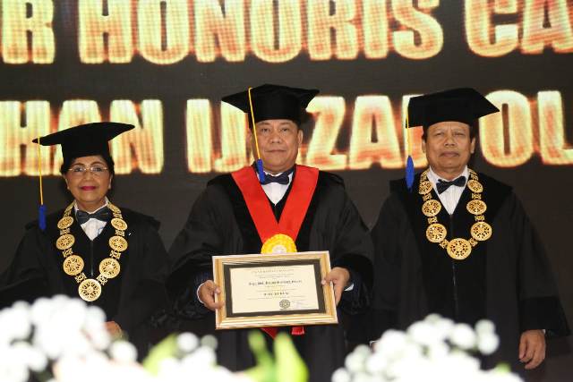 Kapolda Bali Irjen Pol Petrus Reinhard Golose mendapatkan penganugerahan Gelar Doktor Kehormatan (Doctor Honoris Causa) dari Universitas Udayana