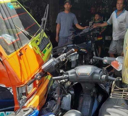 Sopir Ngantuk, Minubus Seruduk Empat Motor Parkir