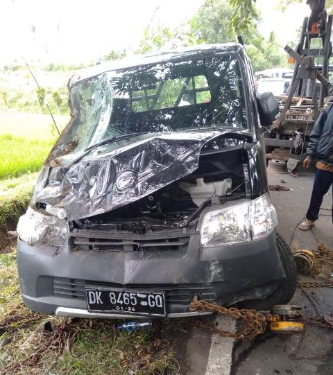 Sopir Ngantuk, Mobil Pickup Oleng dan Terperosok ke Parit