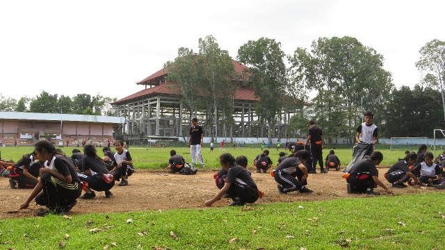 Jelang Porprov, Ratusan Siswa SMASTA Gotong Royong di Stadion Debes