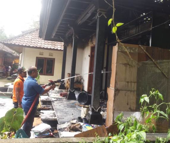 Rumah milik I Ketut Mawi (65) warga Banjar Suradadi, Desa Belimbing, Kecamatan Pupuan, Kabupaten Tabanan ludes terbakar