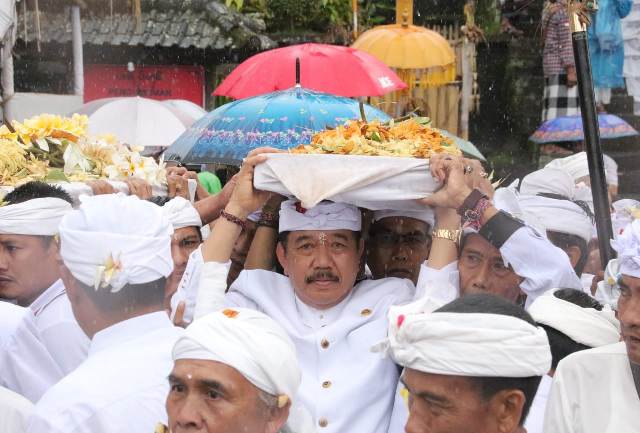 Wagub Cok Ace Ikuti Prosesi Panyineban Karya Tawur Agung Panca Wali Krama di Pura Besakih