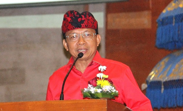 Kuliah Umum di UNUD: Wujudkan Visi Nangun Sat Kerthi Loka Bali, Koster Tekankan Pentingnya Peran Akademisi