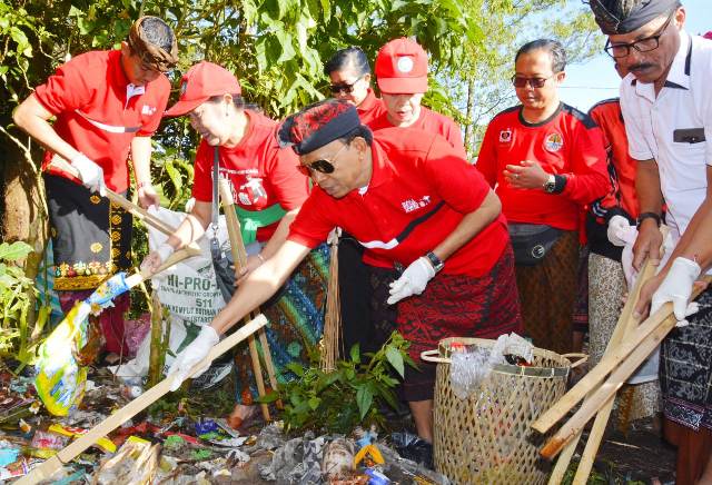 Gubernur Bali Wayan Koster meluncurkan Program Semesta Berencana Bali Resik Sampah Plastik di Lapangan Umum Kintamani, Bangli