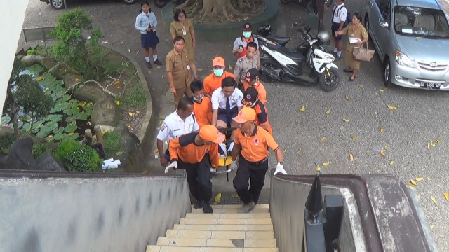 Patah Tulang, Siswa SMPN  di Jembrana Ikut UNBK Ditandu