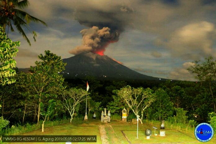 Gunung Agung Erupsi Lagi Diwarnai Hujan Abu Media Pelangi