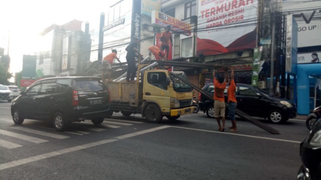 Ngerem Mendadak, Truk Ringsek Tertimpa Besi