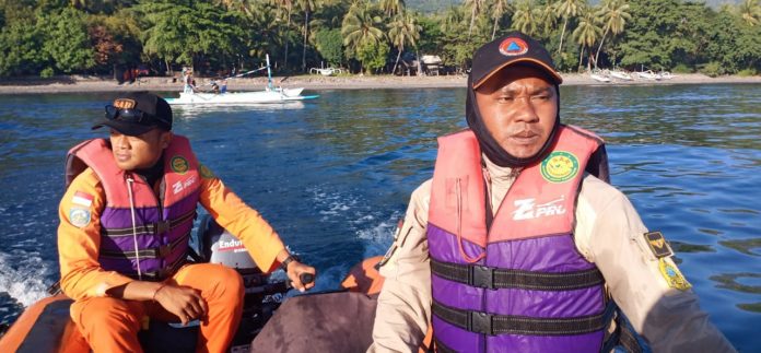 Petugas Melakukan Penyisiran Nelayan Yang Hilang di Perairan Bali
