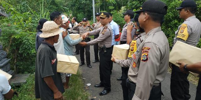 Polsek Negara Bantu Sembako Korban Banjir di Kelurahan Baler Bale Agung