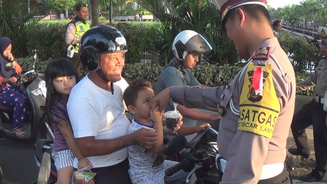 Sembari Sosialisasi Operasi Keselamatan Agung 2019, Polisi Bagi-bagi Takjil