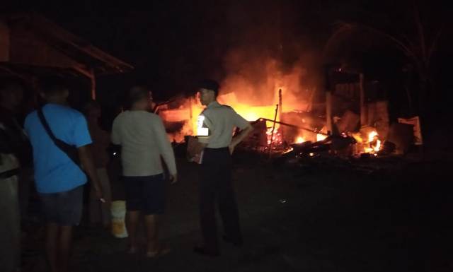 Lupa Matikan Dupa, Warung Semi Permanen Ini Ludes Terbakar