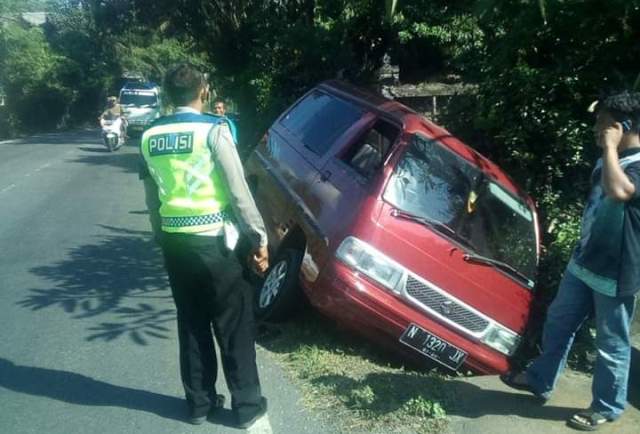 Sopir Ngantuk, Minibus Nyungsep di Jalur Tengkorak