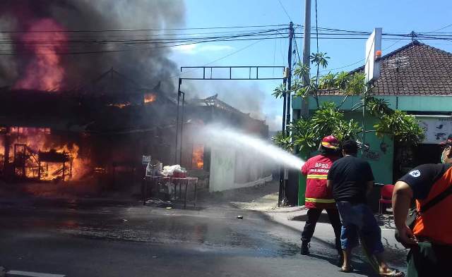 Diduga Korsleting Listrik, Toko Dupa di Sesetan Ludes Terbakar