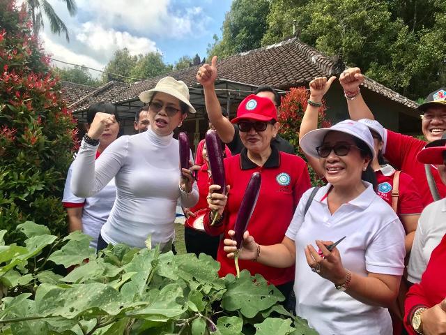 Ny Putri Koster Ajak Perangi Sampah Plastik Mulai dari Rumah Tangga