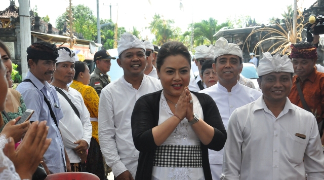 Bupati Eka Hadiri Ngenteg Linggih di Merajan Agung Ida Betara Dalem Sri Aji Kepakisan Tegal Mengkeb