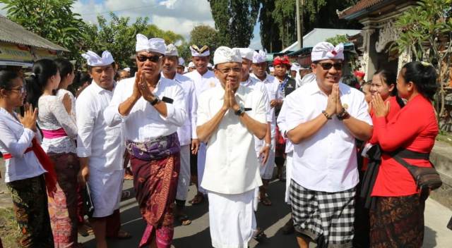 Gubernur Koster dan Wabup Sanjaya Hadiri Upacara Ngenteg Linggih Pura Bagawan Penyarikan