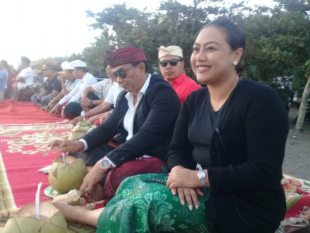 Bupati Eka Saat Meninjau Persiapan Pemetasan tari Rejang Renteng di Pantai Yeh Gangga