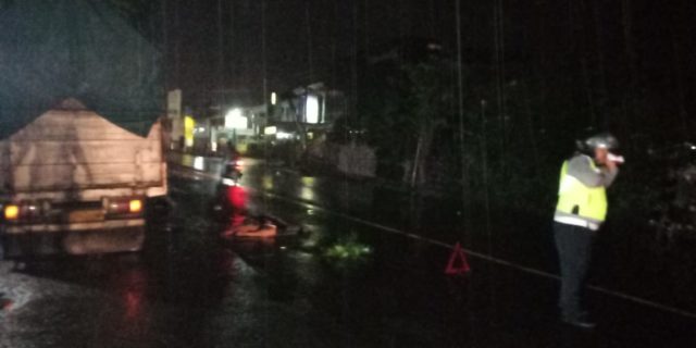 Pemotor Tewas Usai Tabrak Truk Parkir Sembarangan