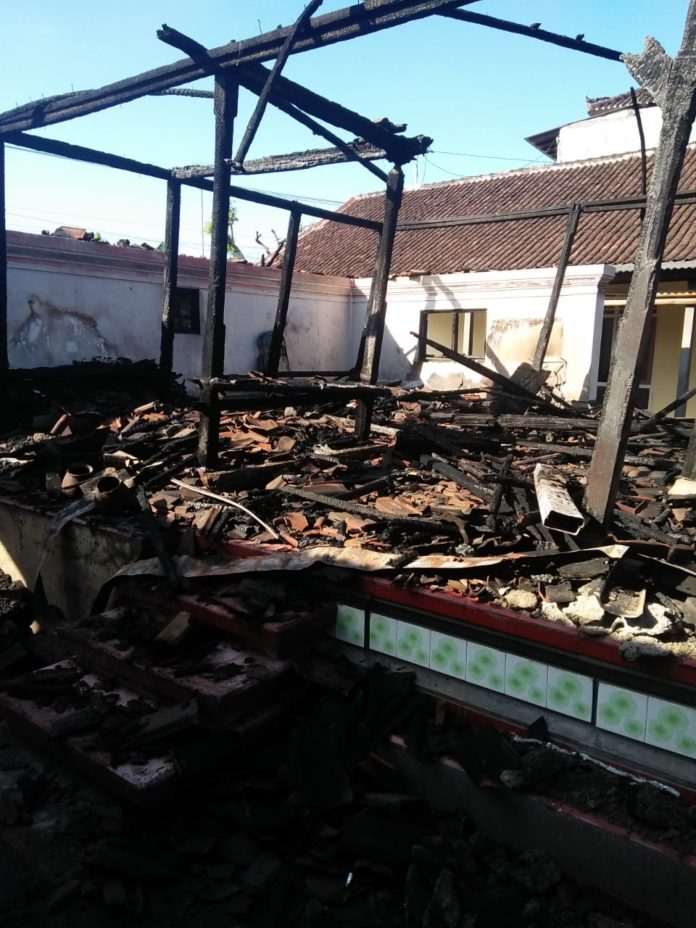 Bale Gede Terbakar, Api Diduga Berasal dari Dupa Sisa Sembahyang
