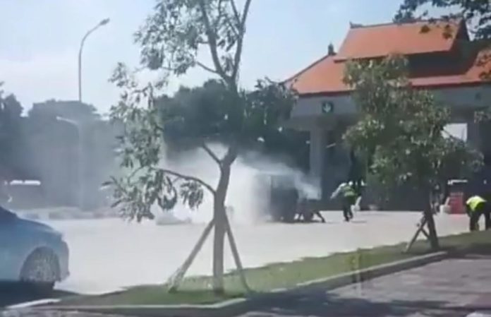 Heboh, Jeep Kuno Terbakar di Area Bandara Ngurah Rai