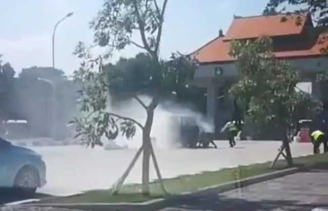 Heboh, Jeep Kuno Terbakar di Area Bandara Ngurah Rai
