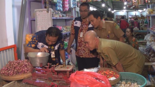 Cegah Kecurangan, Timbangan Pedagang Pasar Dicek Petugas Diskoperindag Jembrana