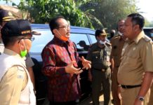 Wagub Bali Minta Damkar Bersinergi Atasi Kebakaran Sampah di TPA Temesi Wakil Gubernur Bali Tjokorda Oka Artha Ardhana Sukawati (Cok Ace) didampingi Bupati Gianyar I Made Mahayastra dan Kepala Pelaksana BPBD Provinsi Bali Made Rentin meninjau kebakaran sampah di TPA Temesi, Gianyar