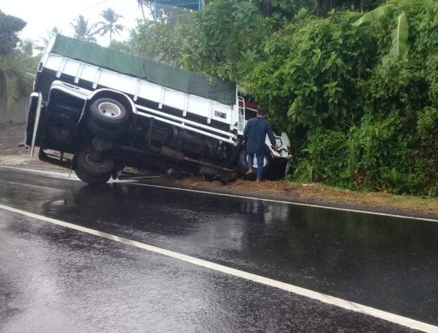 Kurang Hati – Hati, Truk Muatan Genting Tergelincir Tabrak Tebing 