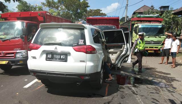 Sopir Ngantuk, Pajero Tabrak Truk di Jalur Tengkorak