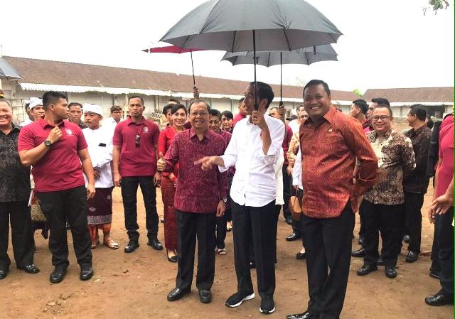 Presiden Joko Widodo, didampingi Gubernur Bali Wayan Koster dan Bupati Gianyar melakukan peninjauan ke lokasi Proyek Revitalisasi Pasar Sukawati di Gianyar