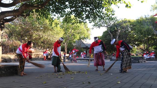 Jelang HUT Bhayangkara, Personel Polresta Denpasar Bersih-Bersih di Pura Luhur Uluwatu