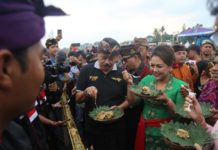 Buka Yeh Gangga Festival 2019, Bupati Eka Cicipi Timbungan Olahan Ikan Bupati Eka Cicipi Olahan Timbungan Ikan Yeh Gangga