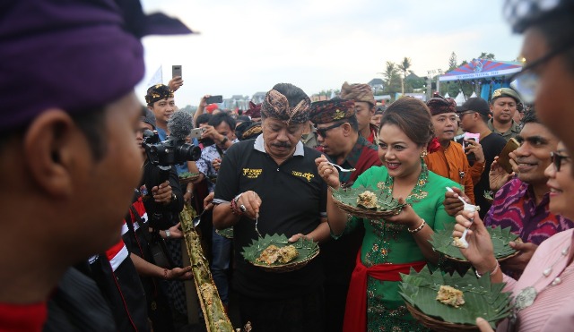 Buka Yeh Gangga Festival 2019, Bupati Eka Cicipi Timbungan Olahan Ikan