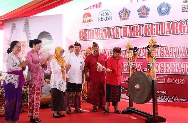 Peringatan Hari Keluarga Nasional, Gubernur Koster Imbau Pengantin Baru Miliki 4 Anak