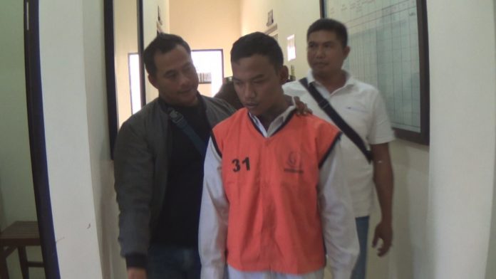 Terdakwa Putu Suastika Alias Jambot di Giring Petugas