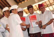 Wabup Sanjaya Hadiri Momen Historis Penandatanganan Prasasti Pemberlakuan Perda Desa Adat